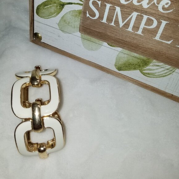 Free with $15 purchase 8" white gold stretchy bracelet - Picture 2 of 3